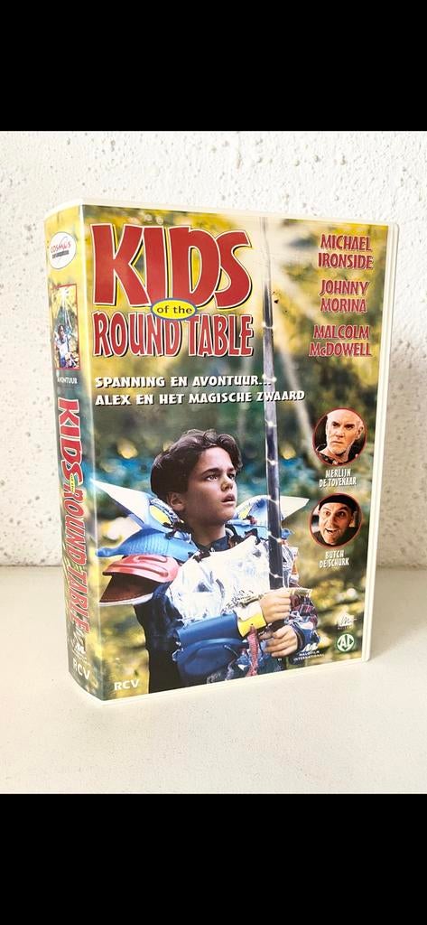 VHS: ‘KIDS OF THE ROUND TABLE’  (1995), Alle leeftijden, Kinderprogramma's en -films, Overige typen, Ophalen of Verzenden