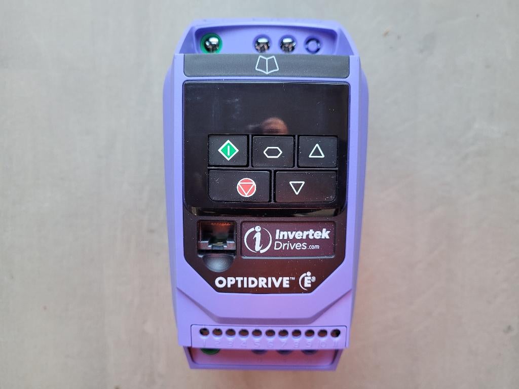 Invertek frequentieregelaar voor 1 fase 230V motoren 0,37kW, Info@invertek.nl, Nieuw, Ophalen of Verzenden, Invertek