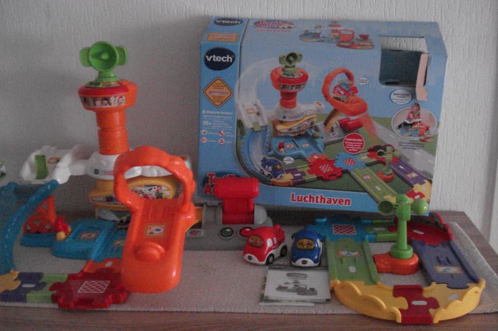 Vtech toet toet vliegveld met 2 vliegtuigen licht geluid, Ophalen of Verzenden, Zo goed als nieuw, 2 tot 4 jaar