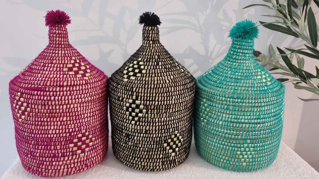 Pom pom manden handgemaakt van zeegras en wol, Huis en Inrichting, Woonaccessoires | Schalen en Manden, Verzenden, Nieuw, Rond
