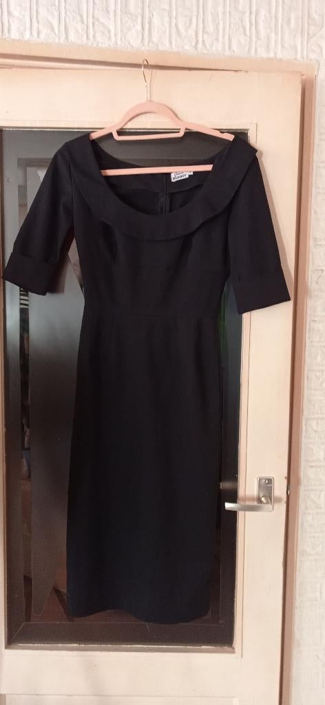 Elegante zwarte jurk met split. Jaren '60 model. Vintage!, Kleding | Dames, Jurken, Zo goed als nieuw, Maat 36 (S), Zwart, Onder de knie