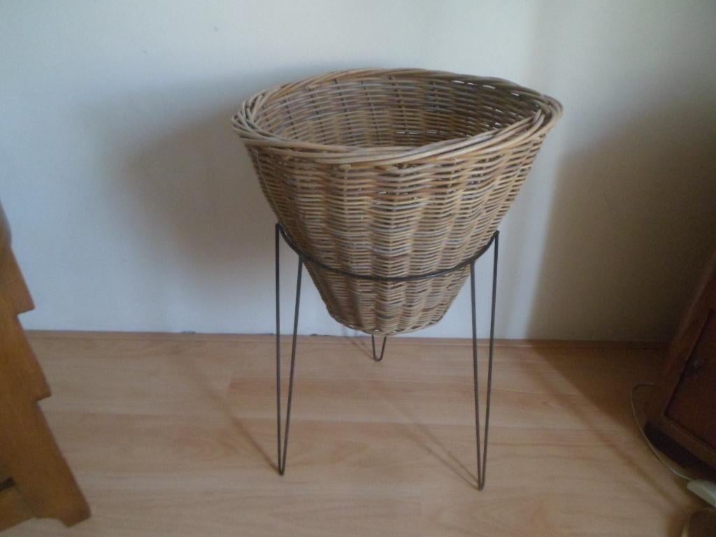 Vintage mand rond op metalen standaard 77 cm. hoog riet pot, Huis en Inrichting, Woonaccessoires | Schalen en Manden, Gebruikt