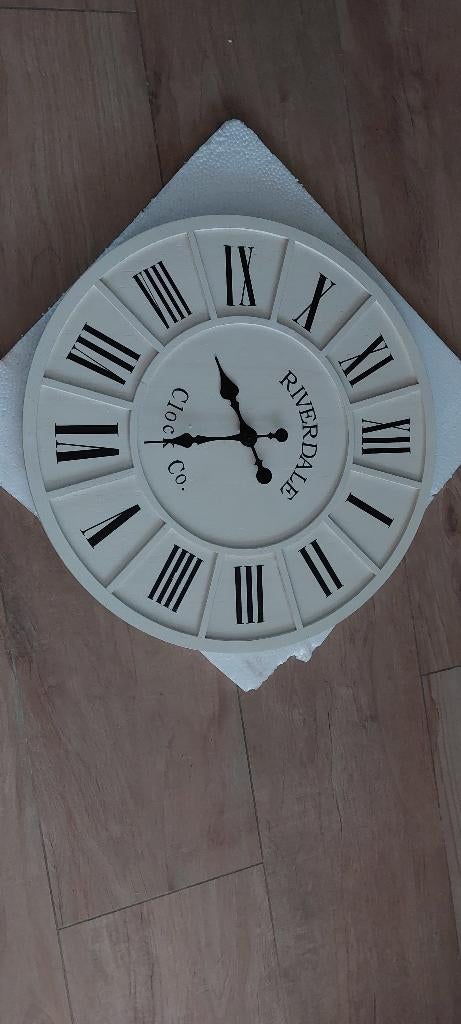 Riverdale klok, Huis en Inrichting, Woonaccessoires | Klokken, Ophalen, Zo goed als nieuw, Analoog, Wandklok