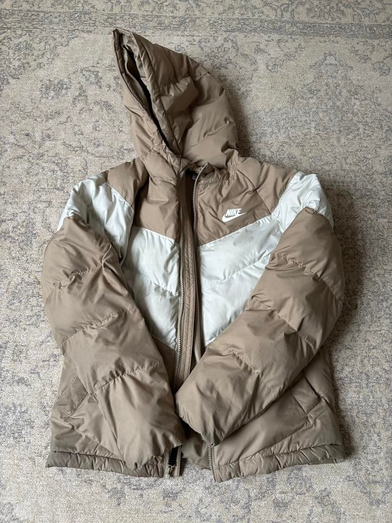 Nike Gewatteerde Winterjas - Beige/Wit - Maat 158-170, Ophalen of Verzenden, Zo goed als nieuw, Jongen of Meisje, Jas