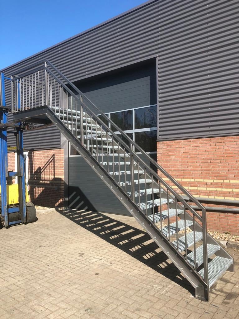 Metalen vlucht buiten trap stalen brand verzinkt magazijn, Doe-het-zelf en Verbouw, Ladders en Trappen, Nieuw, 2 tot 4 meter, Ophalen of Verzenden