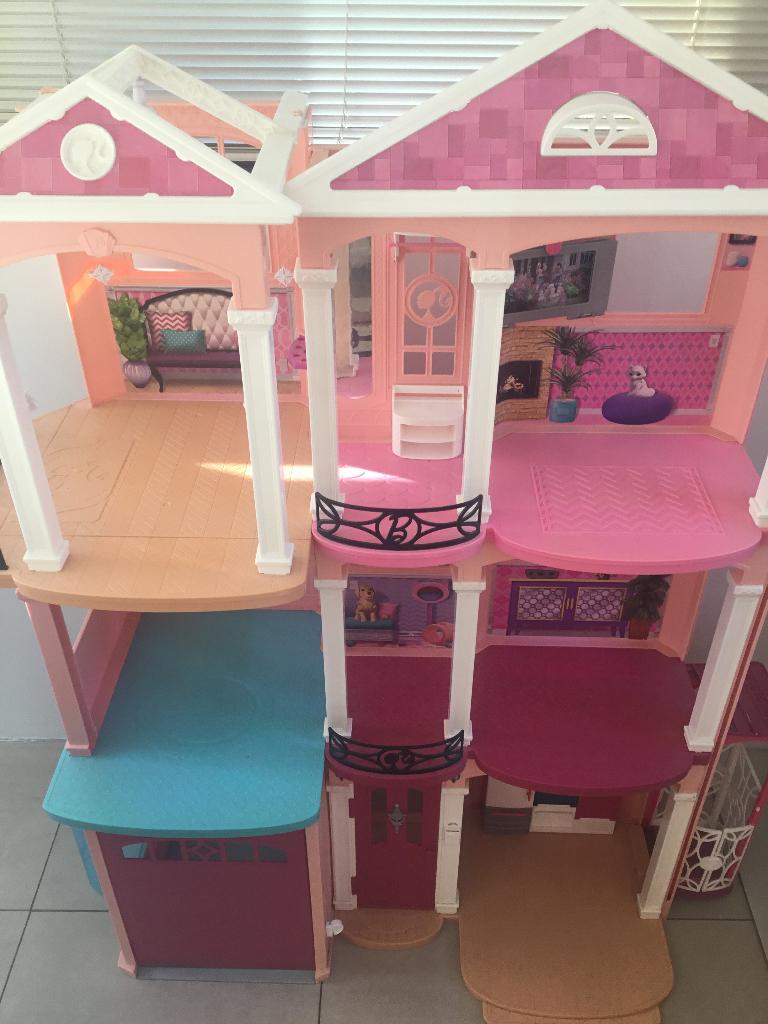 Barbiehuis met meubels, 90 b x 125 h x 45 d, Ophalen, Zo goed als nieuw, Poppenhuis
