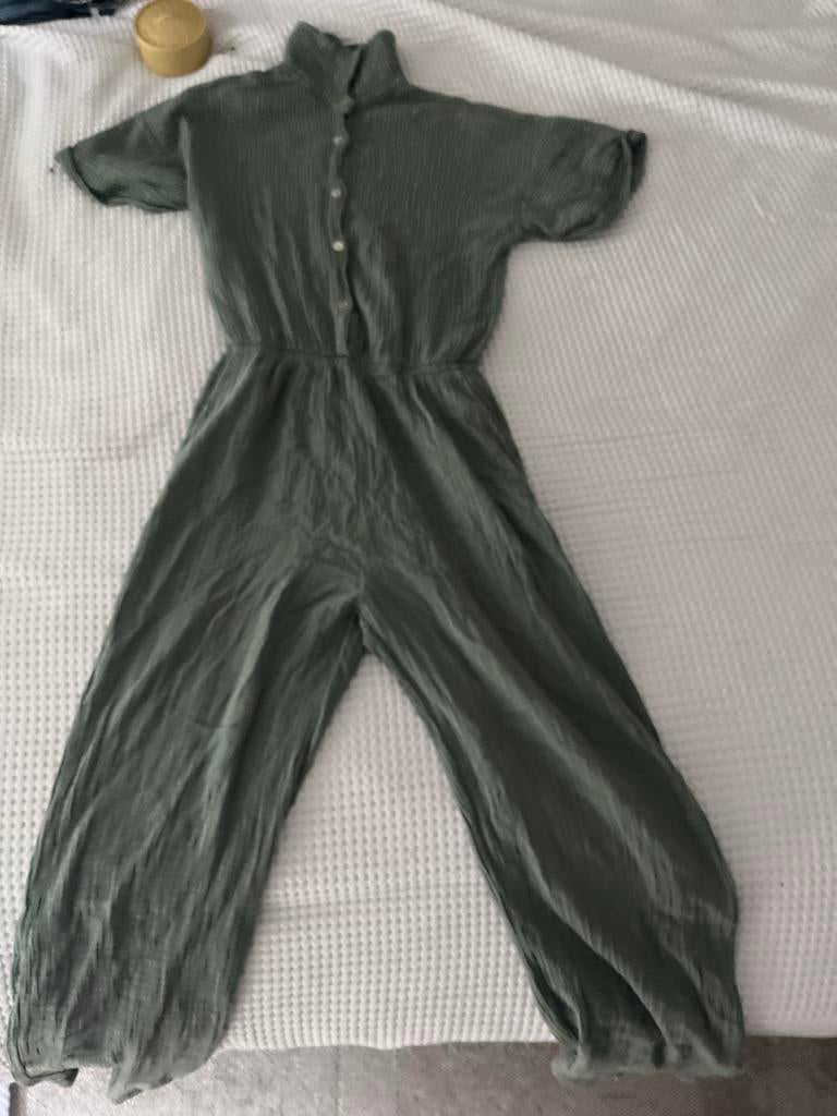 Comfortabele groene jumpsuit met korte mouwen, Kleding | Dames, Jumpsuits, Ophalen of Verzenden, Zo goed als nieuw, Maat 38/40 (M)