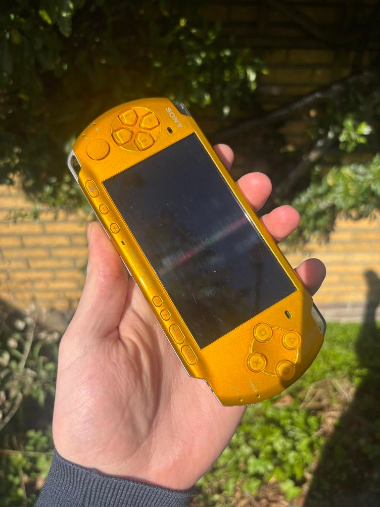 Sony Playstation Portable Carnival Yellow - PSP-3000, Spelcomputers en Games, Spelcomputers | Sony PSP, Ophalen of Verzenden, Gebruikt