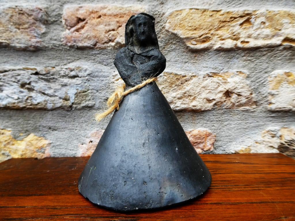 Handbel bel tafelbel vrouw met hoepelrok Barro Negro klei, Ophalen of Verzenden