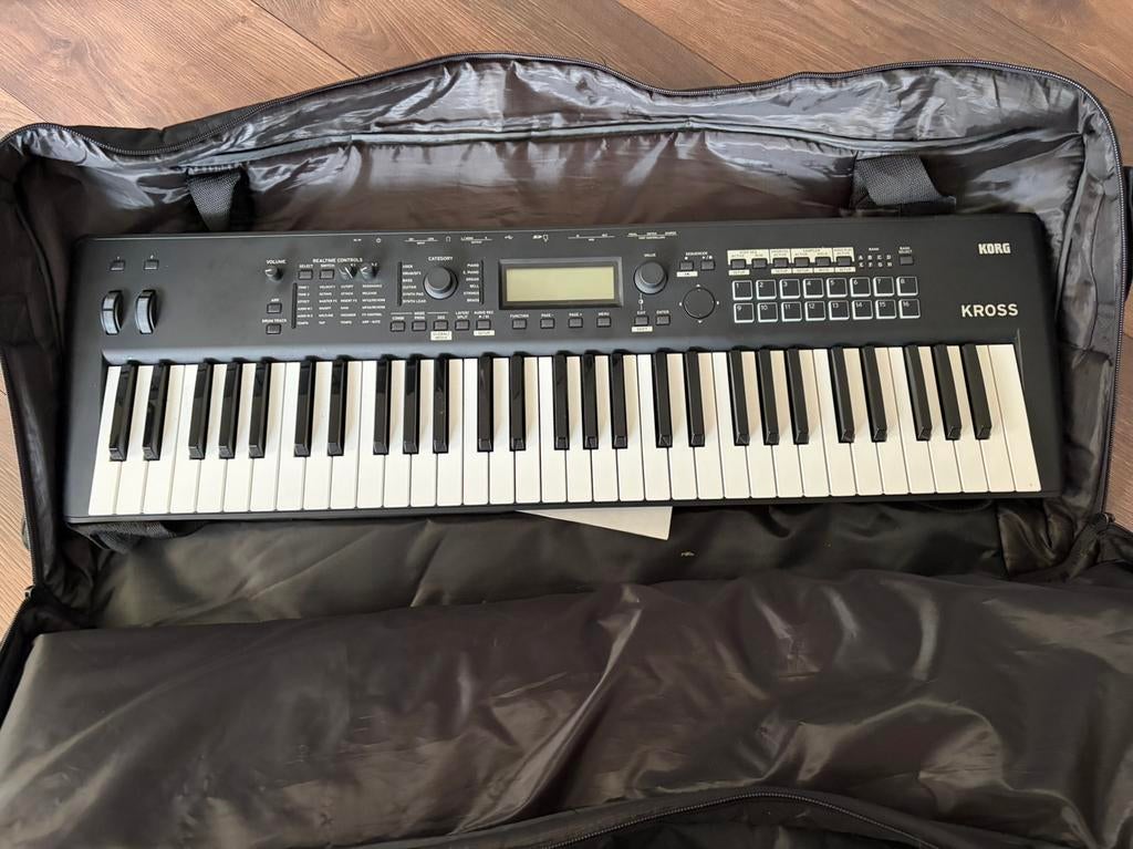 Korg kross 2 met sampler in nieuwstaat., Ophalen, Zo goed als nieuw, 61 toetsen, Korg
