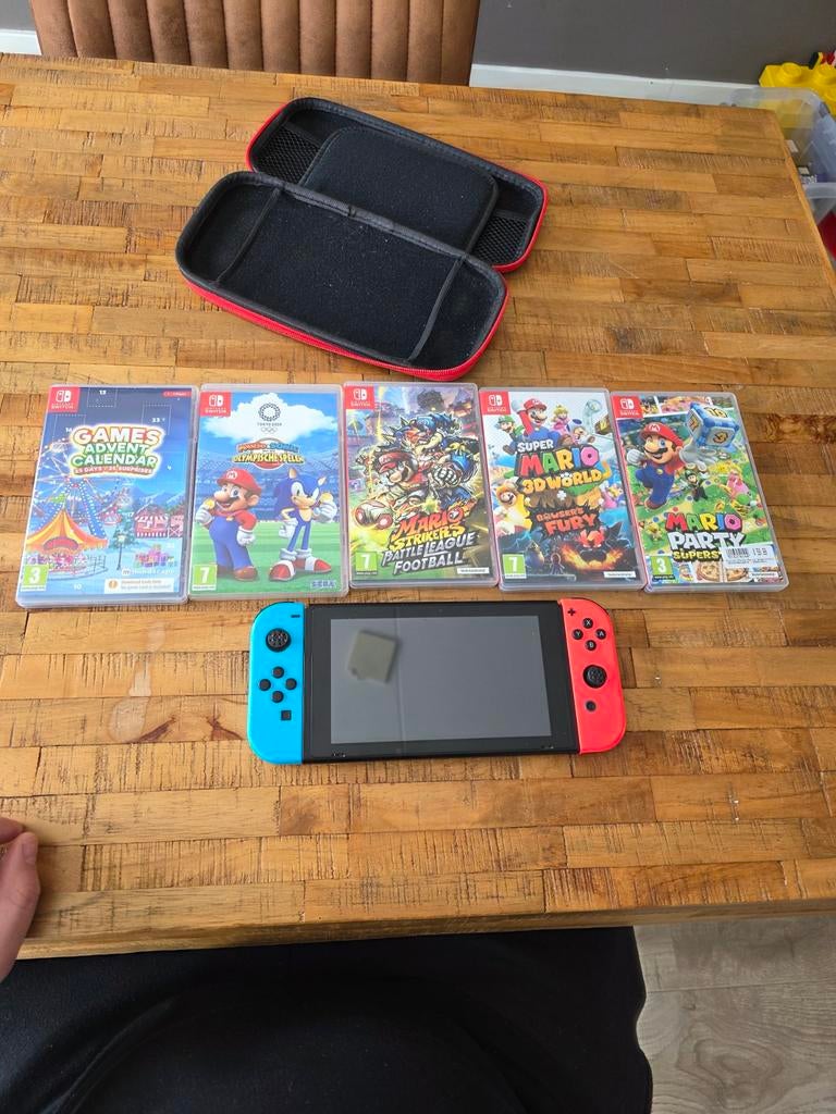 Nintendo Switch met 5 spellen en hoes, Ophalen, Overige genres, Zo goed als nieuw, Eén computer