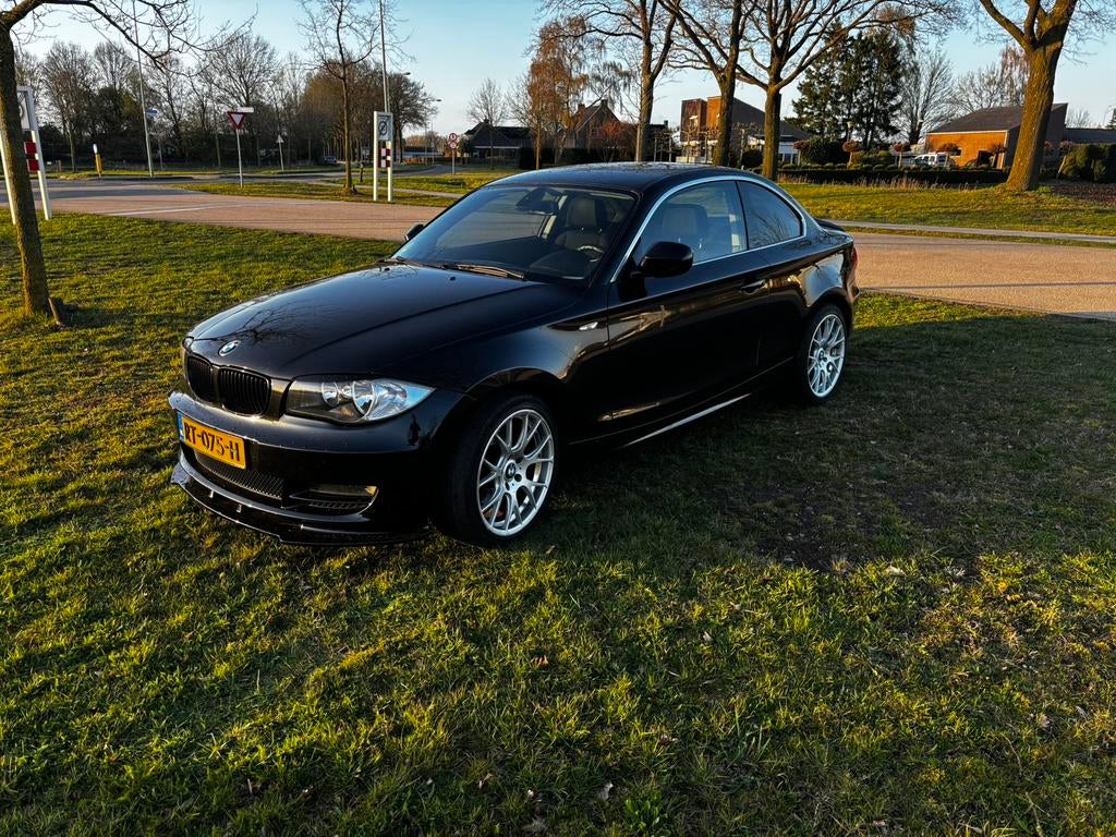 BMW 1-Serie 2.0 120I Coupe 2010 Zwart e82, Auto's, 1-Serie, 1995 cc, 680 kg, 4 cilinders