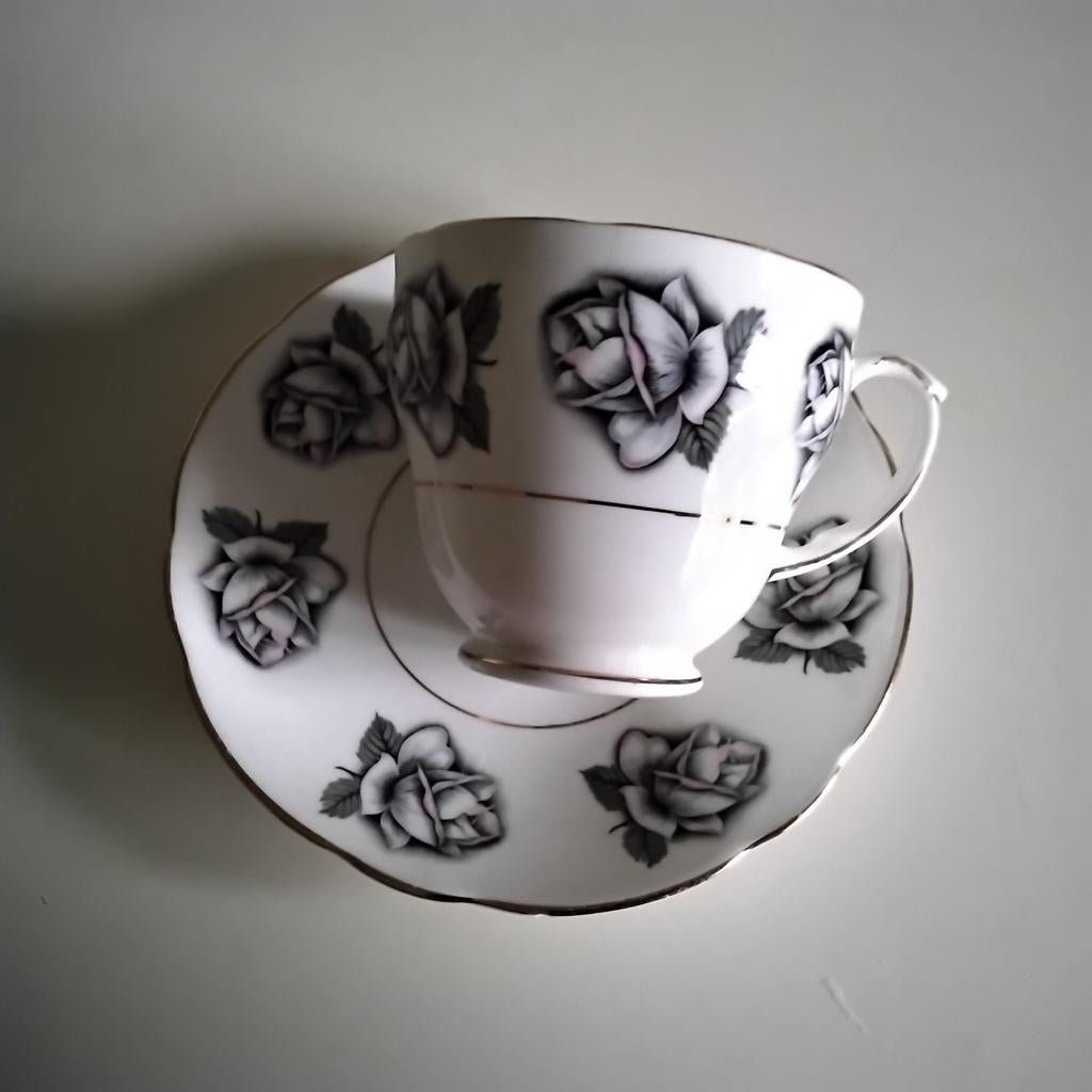 Engelse duchess kop en  schotel witte roos, Ophalen of Verzenden, Zo goed als nieuw, Overige stijlen, Kop(pen) en/of Schotel(s)