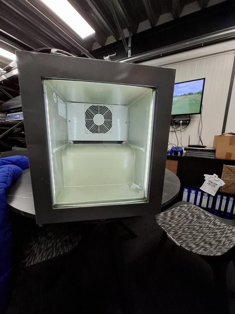 Originele ruime brede grote handige Red Bull koelkast, Witgoed en Apparatuur, Koelkasten en IJskasten, Ophalen of Verzenden, Minder dan 75 liter