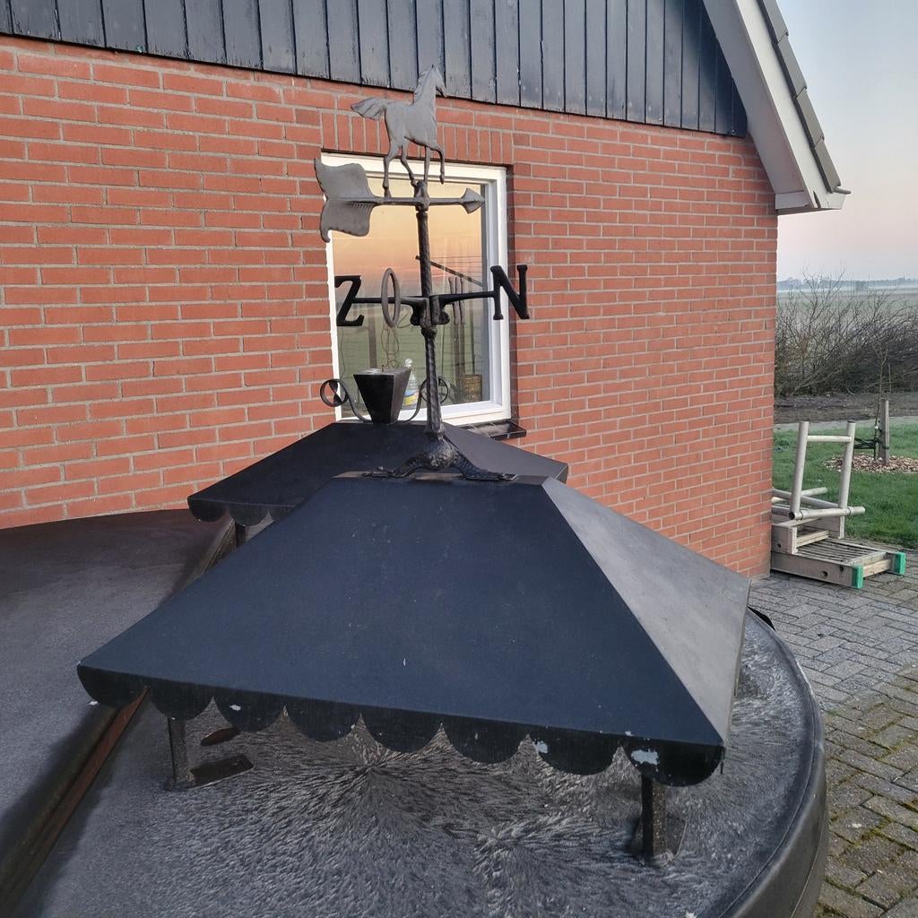 2 metalen schoorsteenkappen, Ophalen