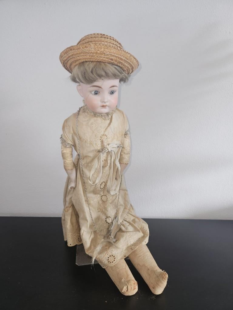 Antieke porseleinen pop met strooien hoed, Verzamelen, Poppen, Ophalen of Verzenden, Gebruikt, Pop