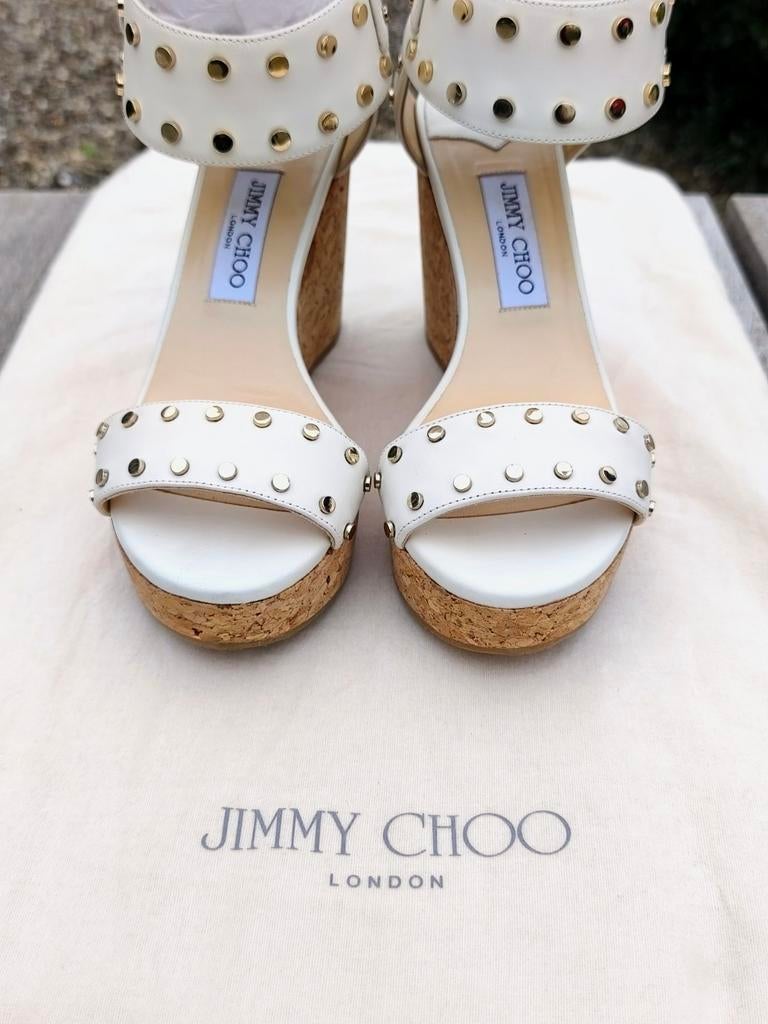 JIMMY CHOO -Wit Lederen Zomer Sleehakken Studs Goud -Maat 40, Verzenden, Wit, Sandalen of Muiltjes, Zo goed als nieuw