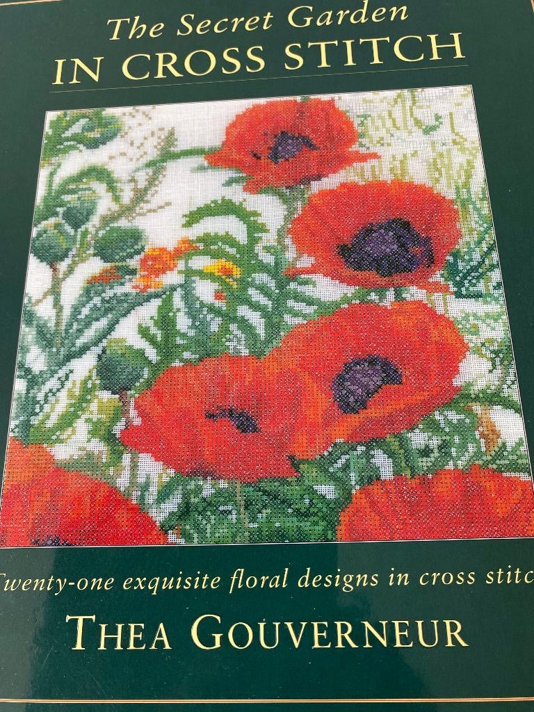 THEA GOUVERNEUR 2 X THE SECRET GARDEN IN CROSS STITCH, Ophalen of Verzenden, Zo goed als nieuw, Handborduren, Patroon