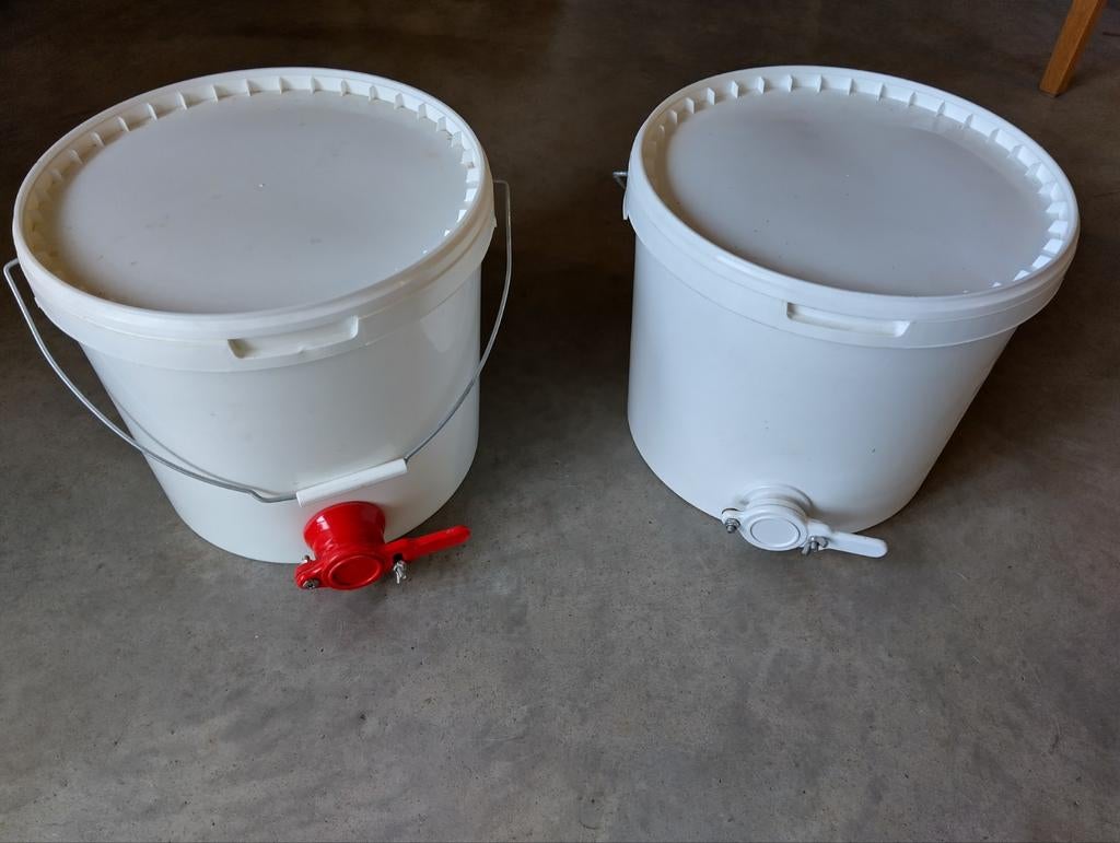 2x aftapvat met snijkraan voor honing oogst, Bijen