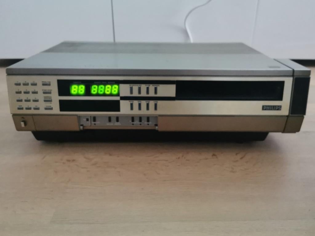 iconische V2000 videorecorder, Ophalen
