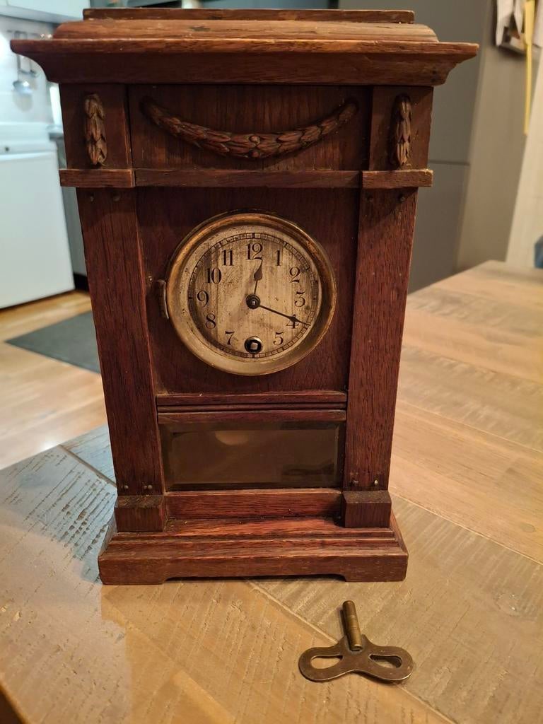 Oud klokje met sleutel, Ophalen