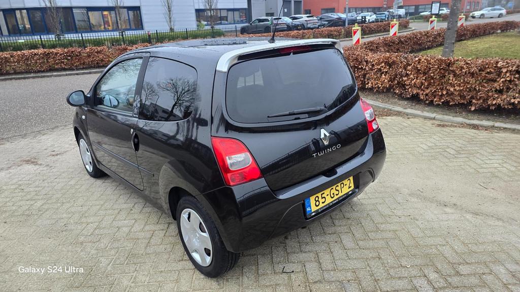 Renault Twingo 1.2 Night & Day AIRCO 1E EIGENAAR LAGE KM NAP, Voorwielaandrijving, Twingo, Gebruikt, 31 €/maand