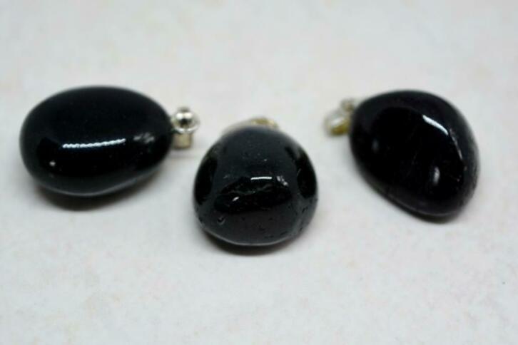 Zwarte Toermalijn hangers (01), Verzamelen, Ophalen of Verzenden, Mineraal