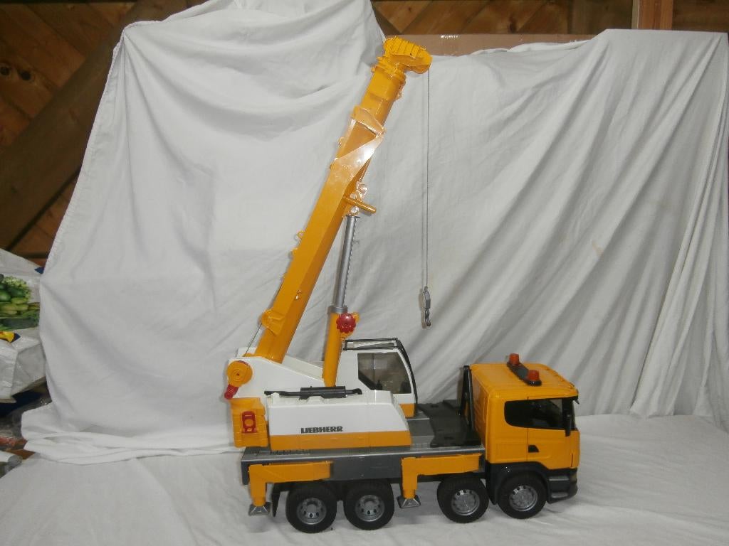 Bruder Scania met Liebherr kraan, Kinderen en Baby's, Speelgoed | Speelgoedvoertuigen, Ophalen, Zo goed als nieuw