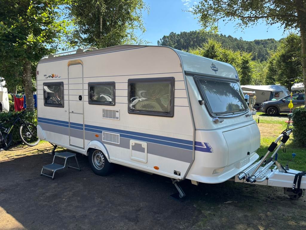 Hobby de Luxe 450 caravan met voortent, luifel en uitbouw, Vast bed, Rondzit, Hobby, 750 - 1000 kg