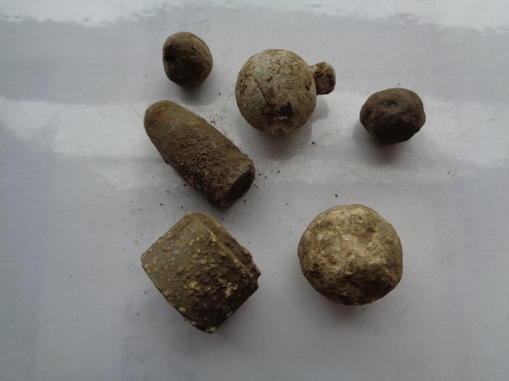 Lot verschillende Kaliber 17/18/19eeuwse Loden Kogels, Ophalen of Verzenden, Landmacht, Nederland, Embleem of Badge