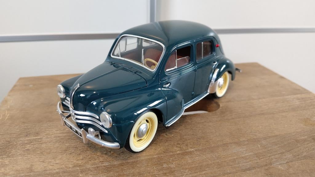 Renault 4CV - 1952 - 1:18, Hobby en Vrije tijd, Modelauto's | 1:18, Ophalen of Verzenden, Zo goed als nieuw, Motor, Solido