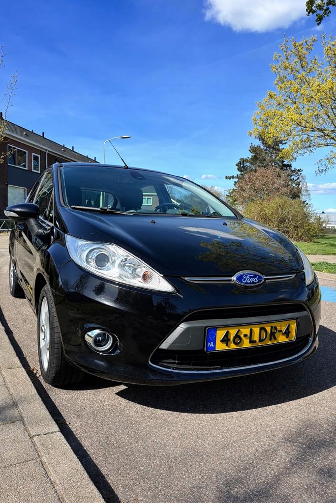 Ford Fiësta 1.25 60KW 5DR 2010 Zwart, Auto's, Voorwielaandrijving, Stof, 1242 cc, Zwart