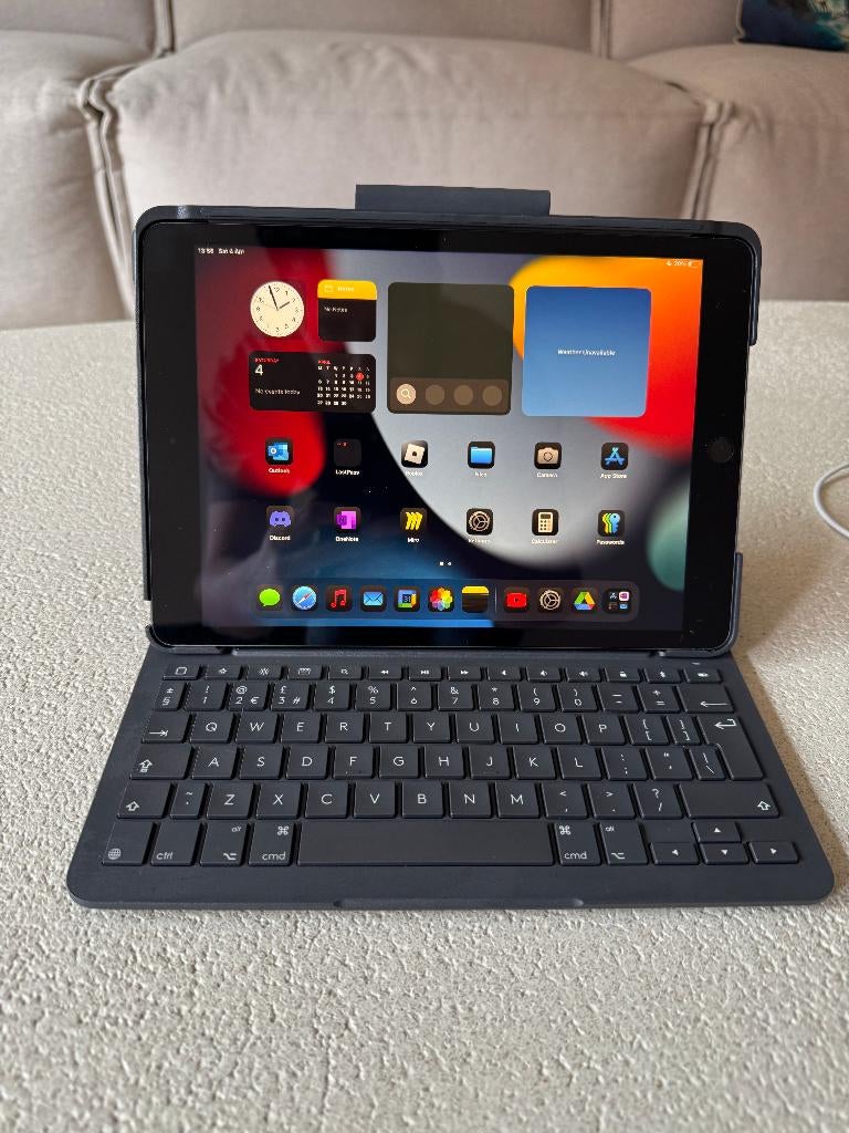 Apple iPad 9e generatie (2021) + Logitech toetsenbord, Computers en Software, Apple iPads, Apple iPad, Zo goed als nieuw, Ophalen