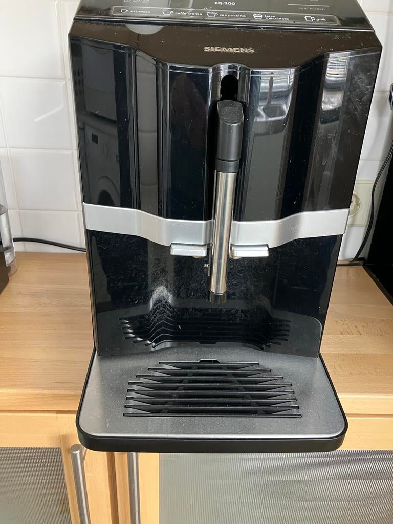 Siemens EQ.300 koffiezetapparaat - Uitstekende staat, Afneembaar waterreservoir, Koffiemachine, Zo goed als nieuw, 4 tot 10 kopjes