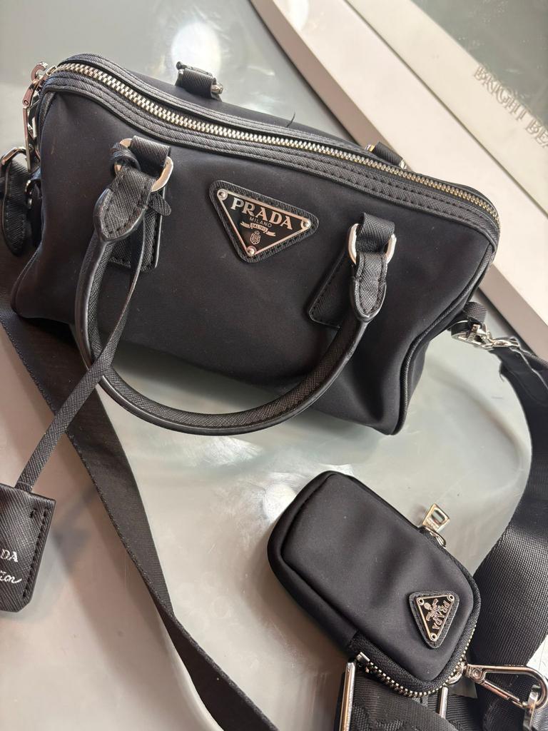 Prada Re-Edition 2005 mini, Ophalen of Verzenden, Zo goed als nieuw, Zwart, Handtas