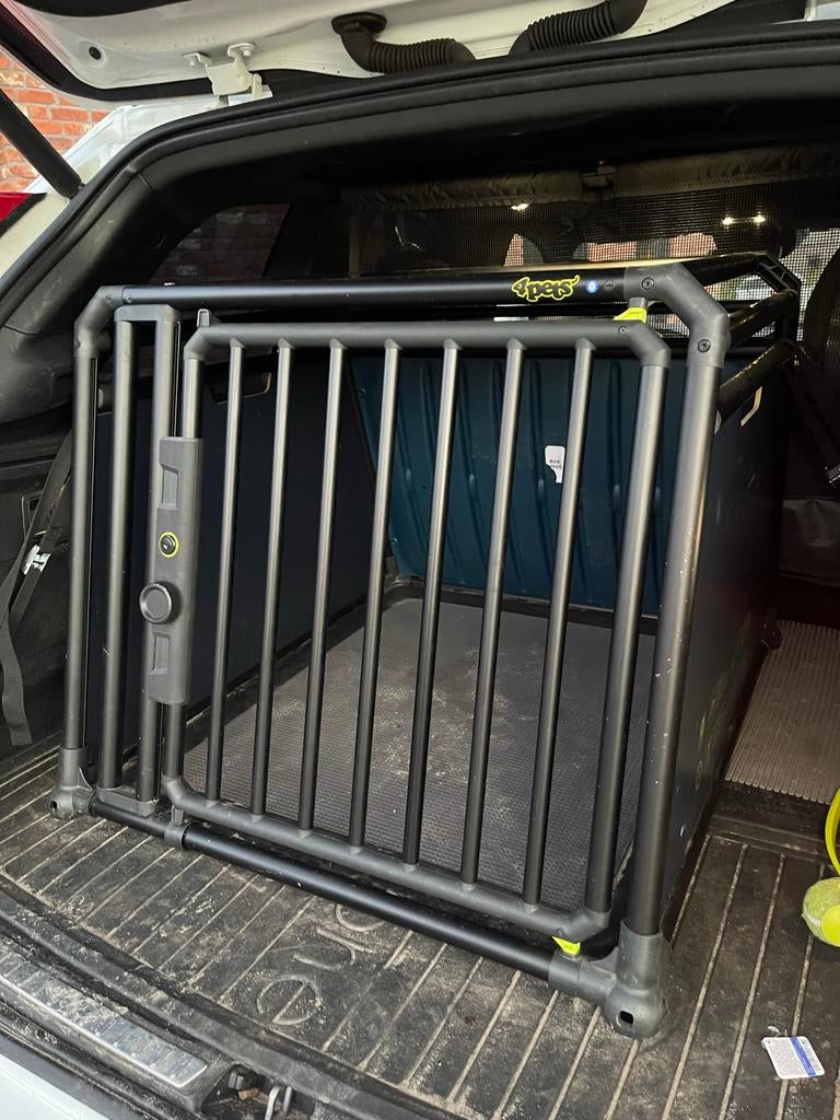 4pets PRO Noir PRO 4 maat L autobench – zgan (sept 2025), Dieren en Toebehoren, Hondenbenches, Zo goed als nieuw, Ophalen