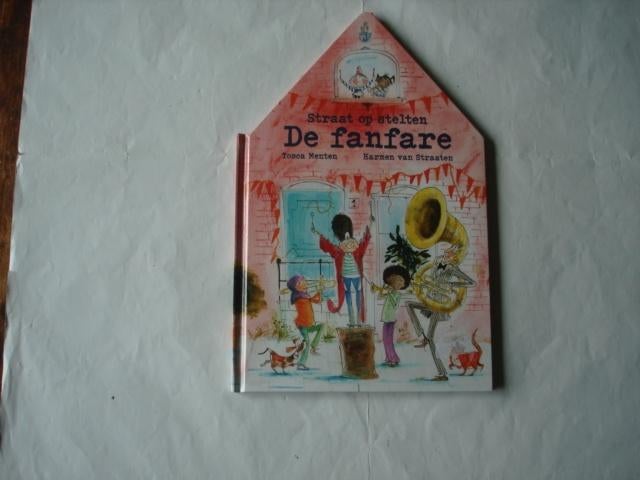 kleuter,04(1230) straat op stelten. De fanfare. tosca menten, Ophalen of Verzenden, Zo goed als nieuw, Fictie algemeen