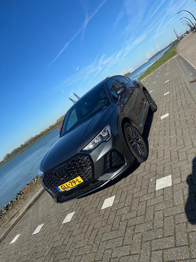 Audi Q3 35 Tfsi 150pk 2023 Grijs pano s-line vol, Auto's, 4 cilinders, Leder en Stof, 750 kg, USB