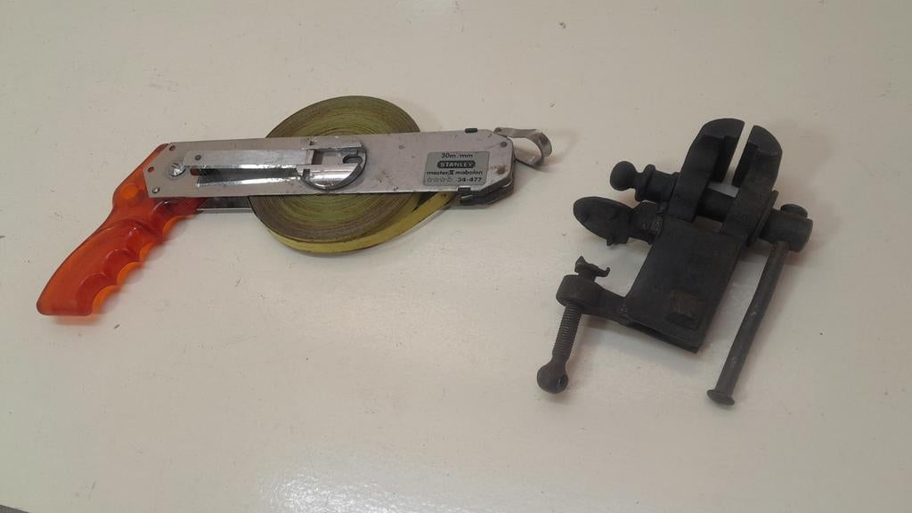 Stanley meetband 30 meter en een kleine bankschroef, Ophalen of Verzenden, Gebruikt