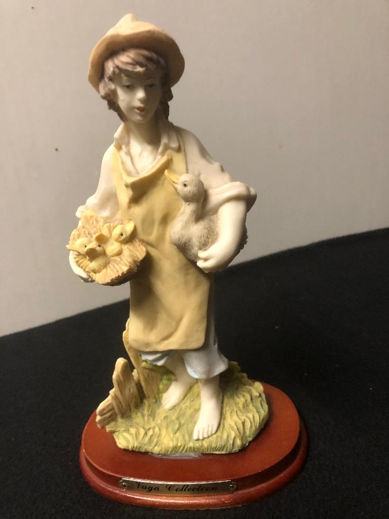 Een oud beeldje van porselein uit de Vaga Collection Italië., Ophalen of Verzenden