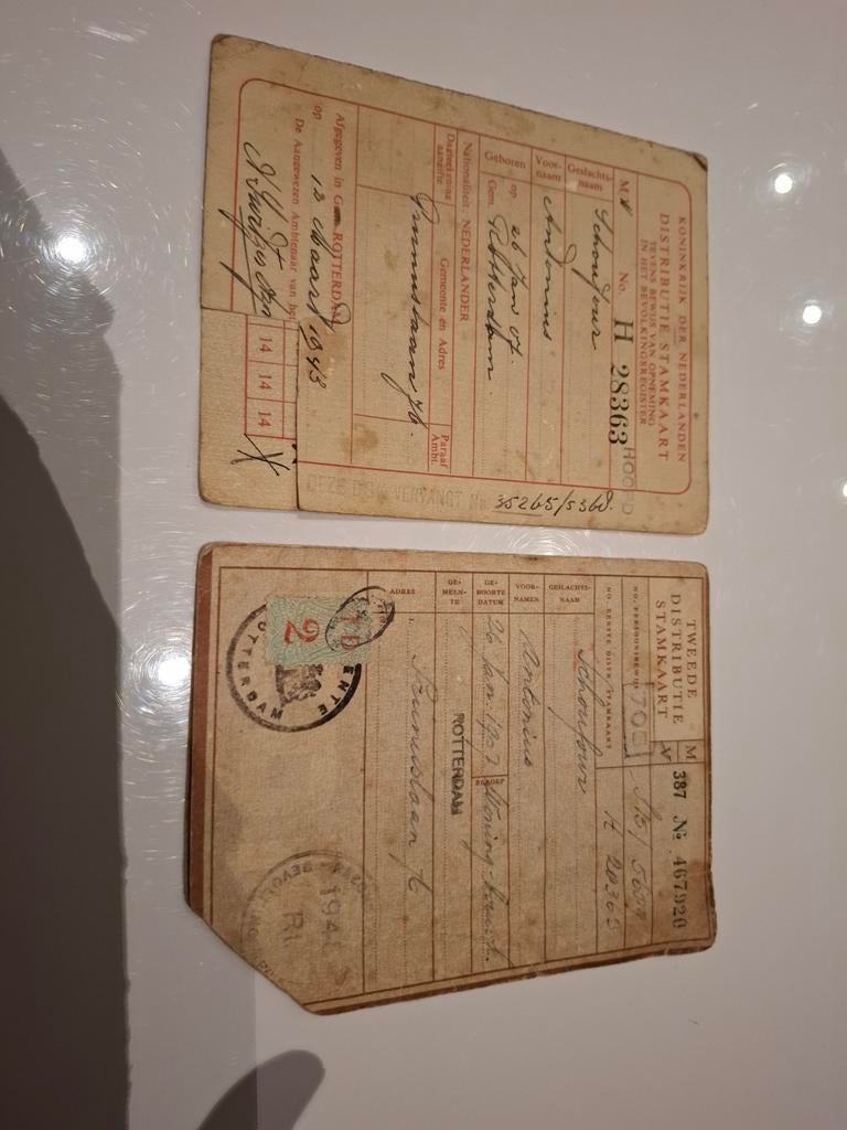 Zeldzaam rode distributie stamkaart en nog 1, Verzamelen, Militaria | Tweede Wereldoorlog, Ophalen of Verzenden