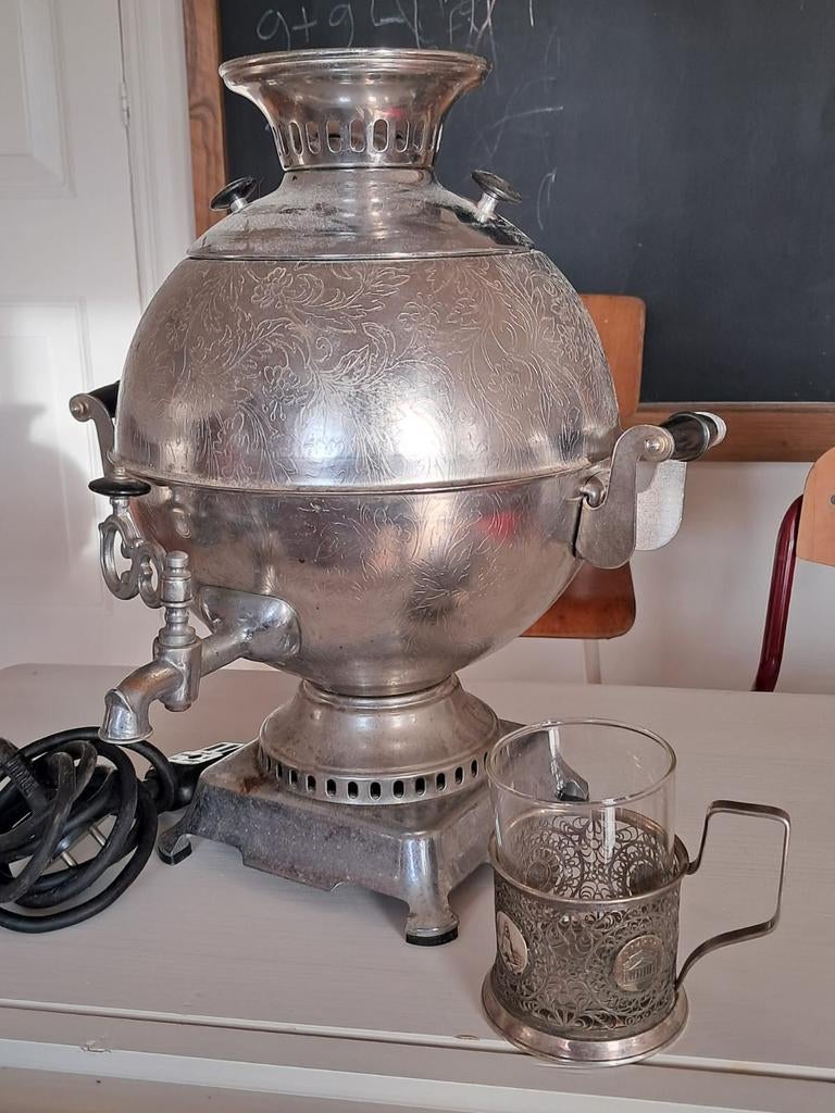 Russische camovar electrisch en beker, Ophalen of Verzenden