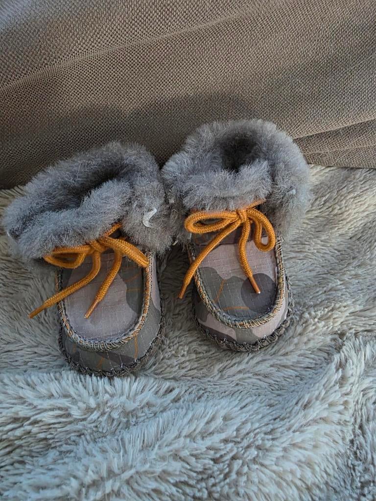 UGG Slofjes Maat 16 - Zo goed als nieuw!, Slofjes, UGG, Jongetje of Meisje, Ophalen of Verzenden