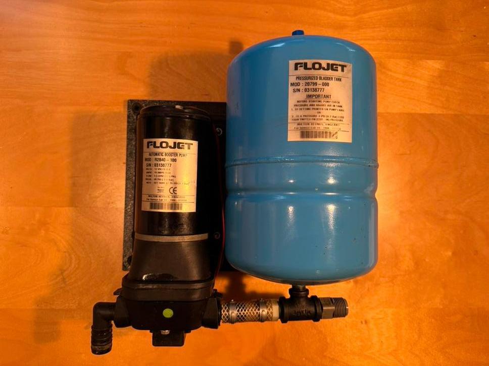 Drinkwater pomp met accumulator/drukvat Flojet, Watersport en Boten, Bootonderdelen, Motor en Techniek, Zeilboot of Motorboot