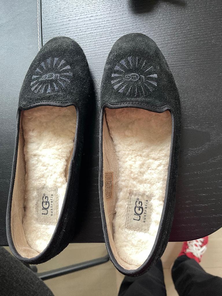 Zo goed als nieuwe UGG Pantoffels/ballerinas, UGG, Zwart, Ophalen of Verzenden, Zo goed als nieuw