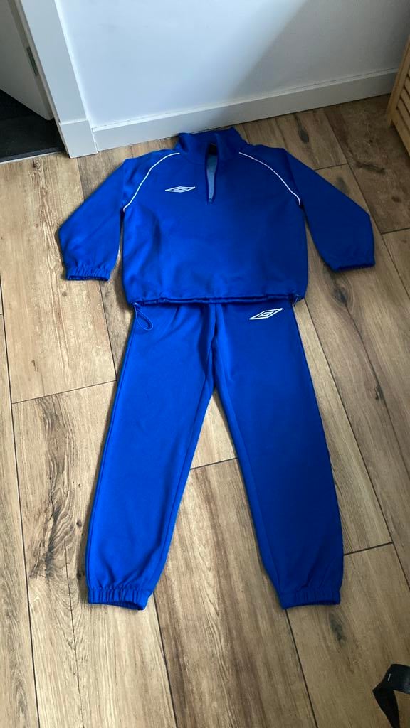 Mooi blauw trainingspak in de maat xxs trainings pak 140/146, Ophalen of Verzenden, Gebruikt, Jongen of Meisje, Sport- of Zwemkleding