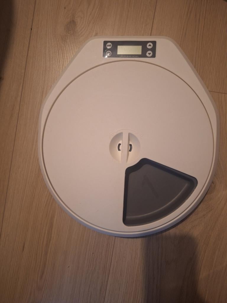 Goed werkende voerbak voor 5 porties., Dieren en Toebehoren, Dierenvoeding, Ophalen