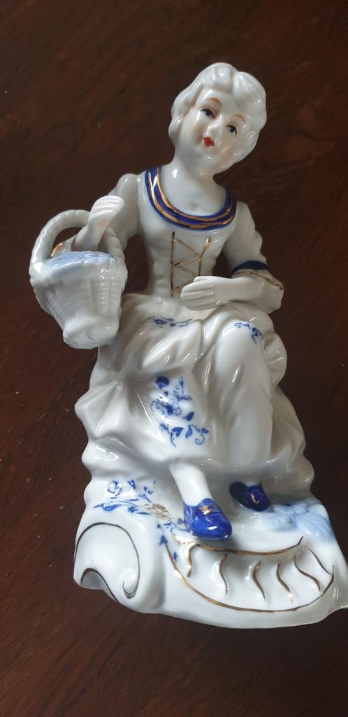 Antiek Porseleinen Beeld - Vrouw met Mand 22 cm, Antiek en Kunst, Antiek | Porselein, Ophalen of Verzenden