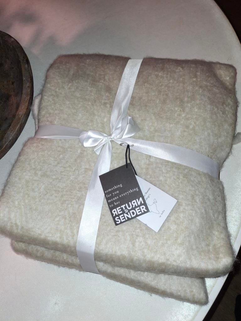 Return to sender plaid, Huis en Inrichting, Woonaccessoires | Plaids en Woondekens, Ophalen of Verzenden