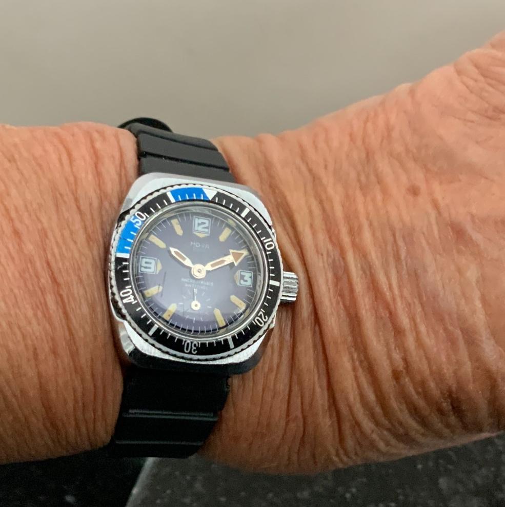 Trendy vintage horloge Mora sport Ancre Rubis Antichoc, Ophalen of Verzenden, Zwart, Android